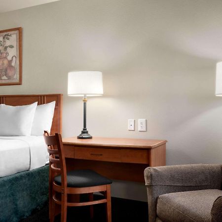 Travelodge By Wyndham Clinton Valley West Court Bagian luar foto