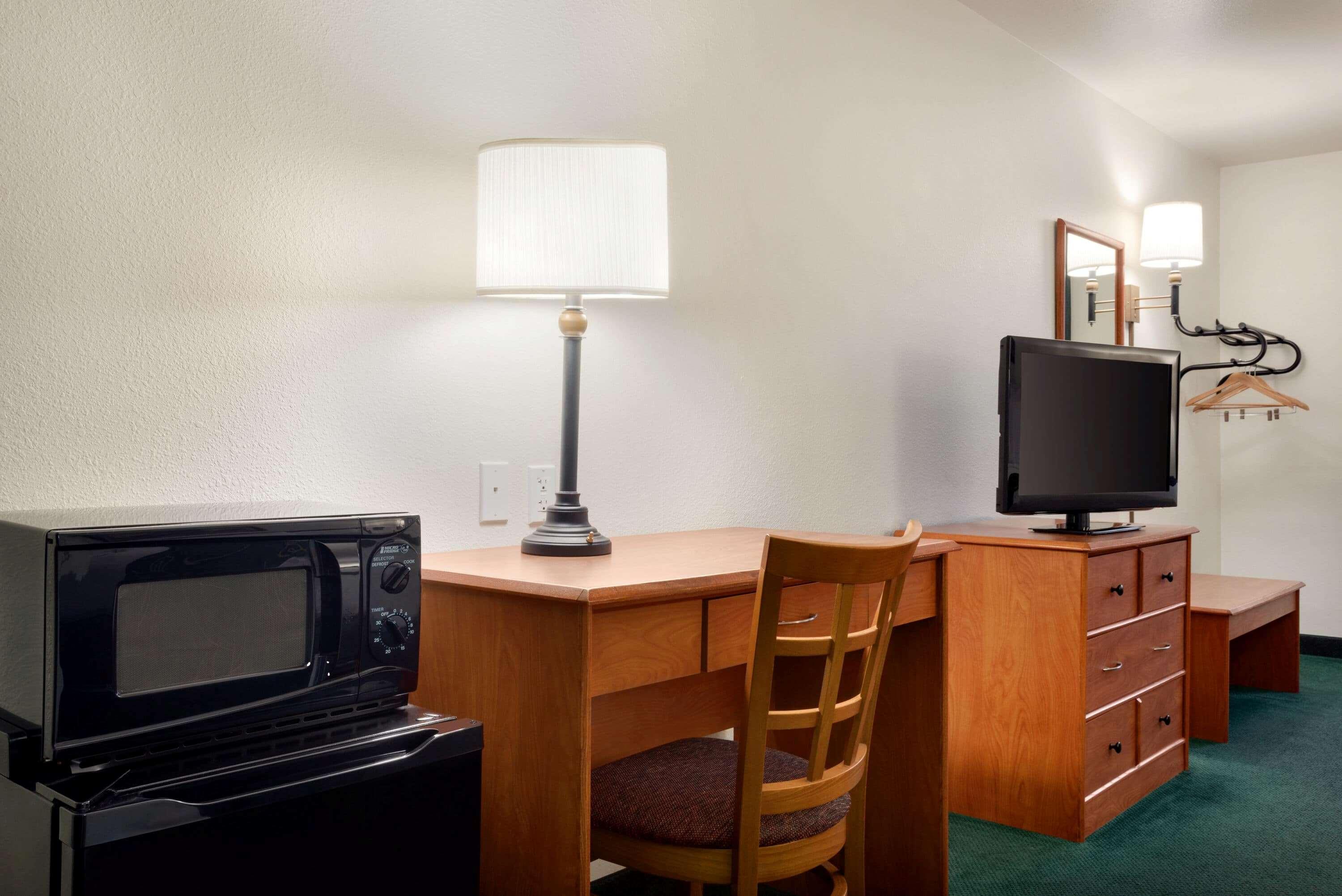 Travelodge By Wyndham Clinton Valley West Court Bagian luar foto