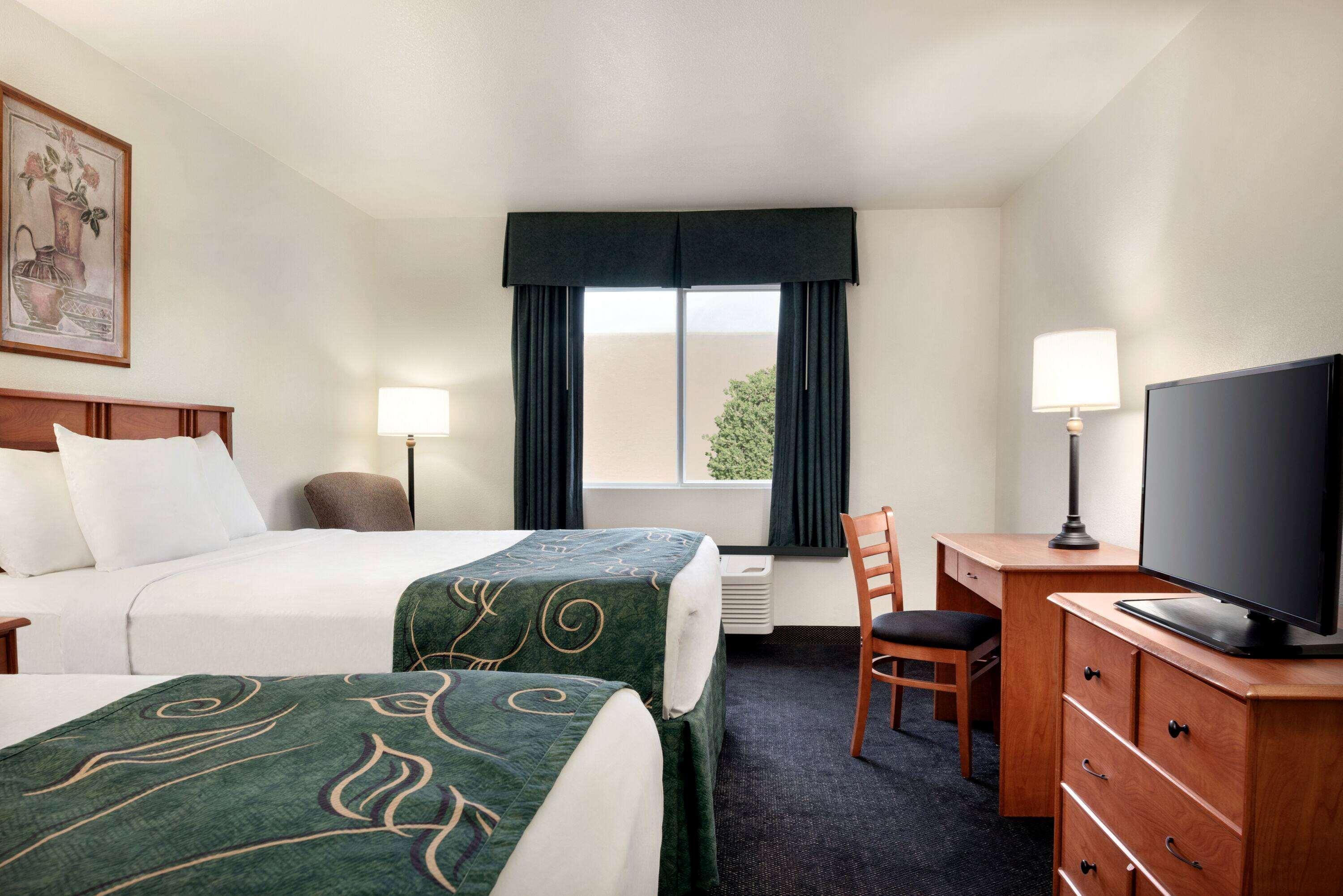 Travelodge By Wyndham Clinton Valley West Court Bagian luar foto