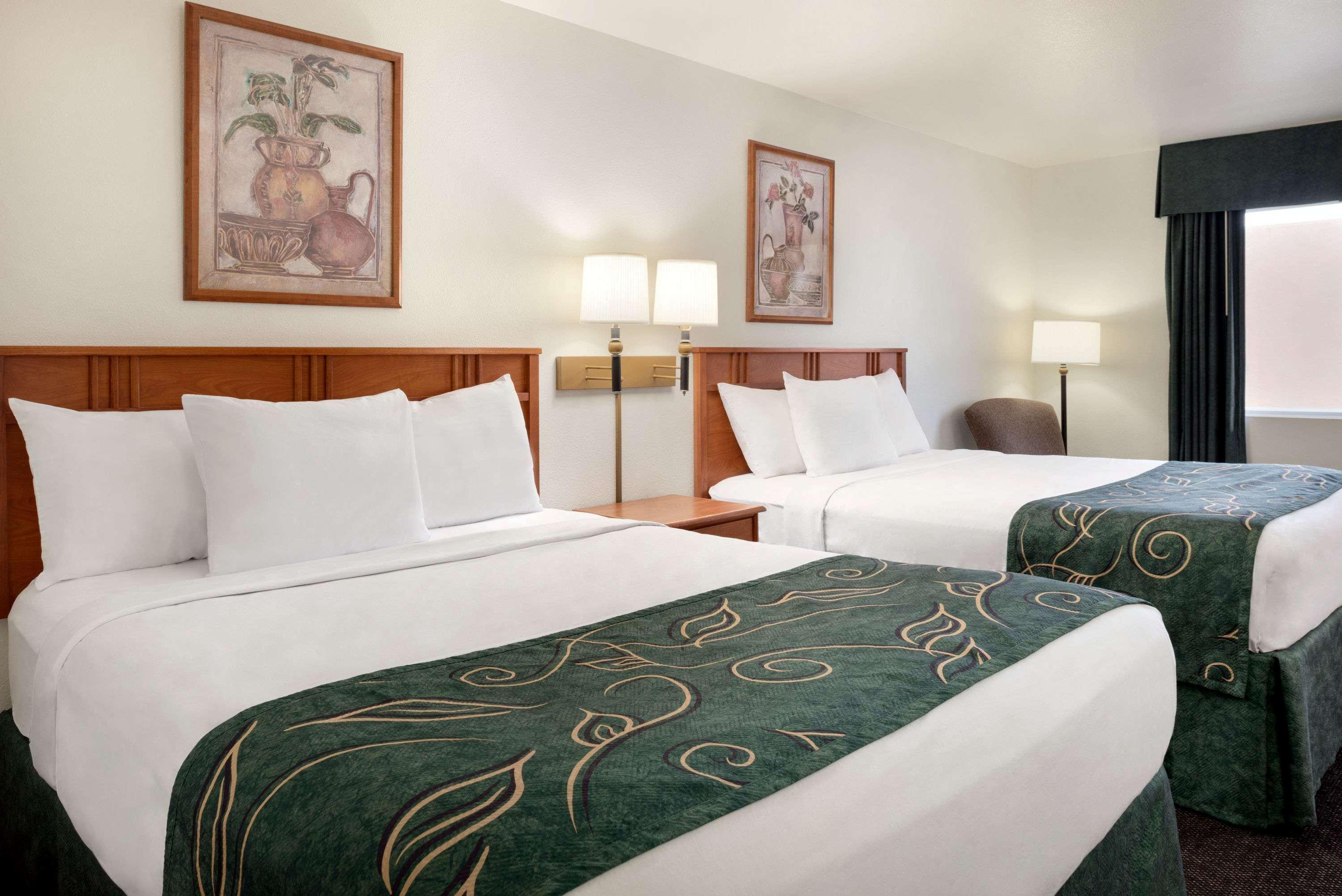 Travelodge By Wyndham Clinton Valley West Court Bagian luar foto