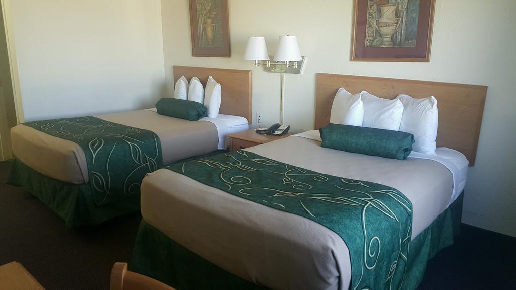 Travelodge By Wyndham Clinton Valley West Court Bagian luar foto