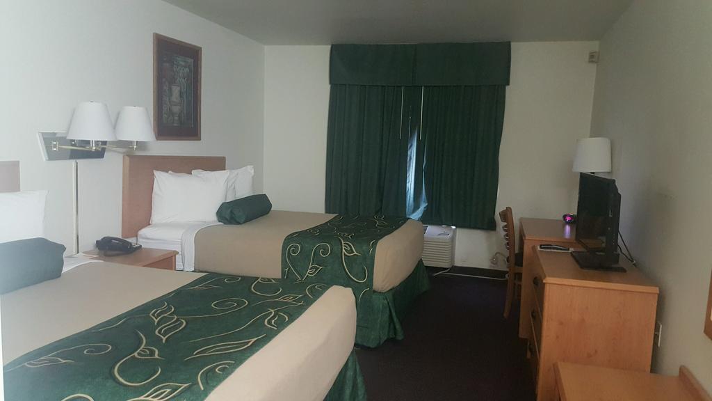 Travelodge By Wyndham Clinton Valley West Court Bagian luar foto